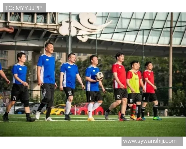 足球明星与小朋友展开趣味对决共同感受足球的快乐与激情 足球明星与小朋友展开趣味对决共同感受足球的快乐与激情